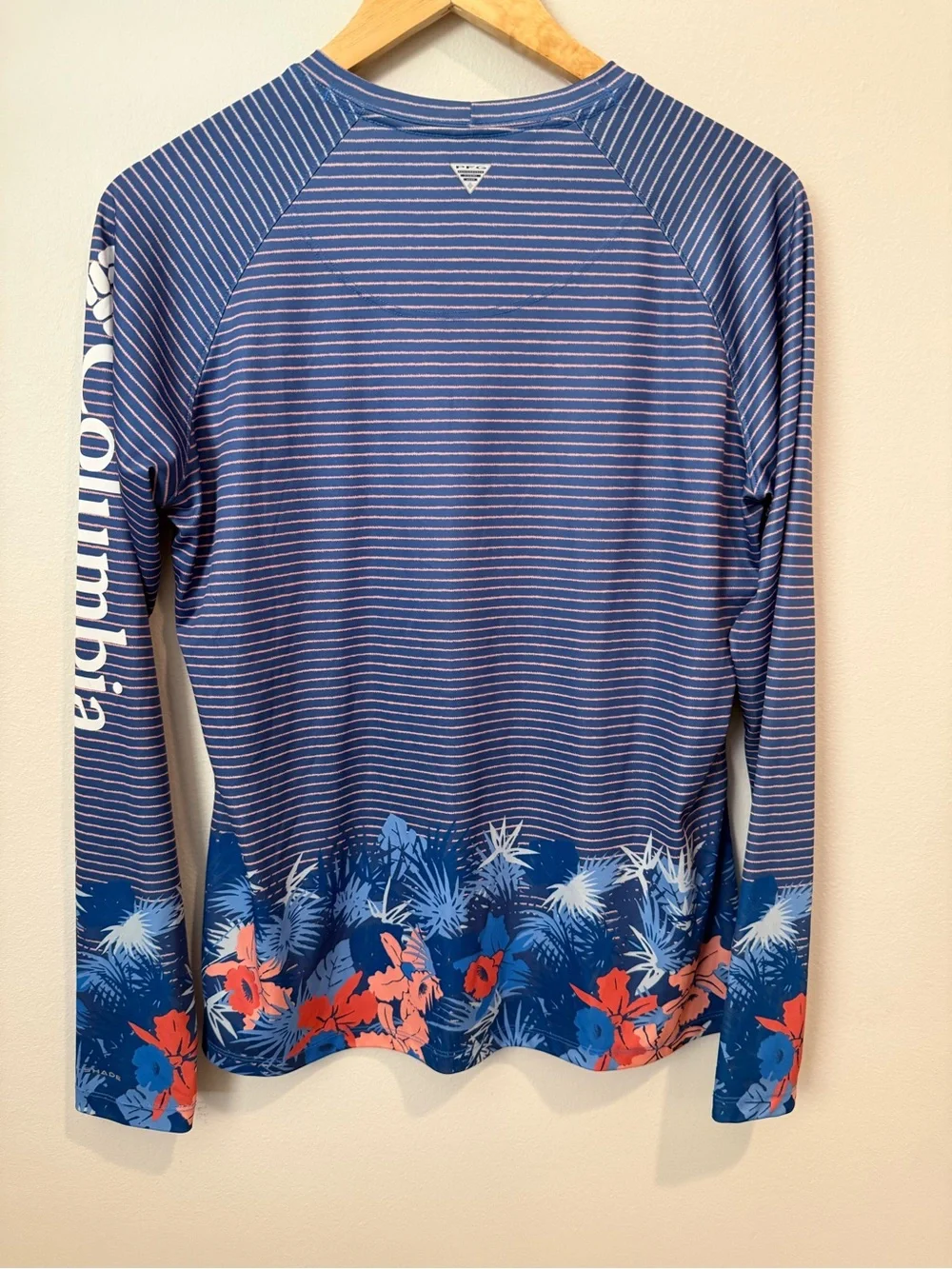 Columbia PFG Long Sleeve Fishing Shirt Rash Guard Blue Pink Stripe Floral Large